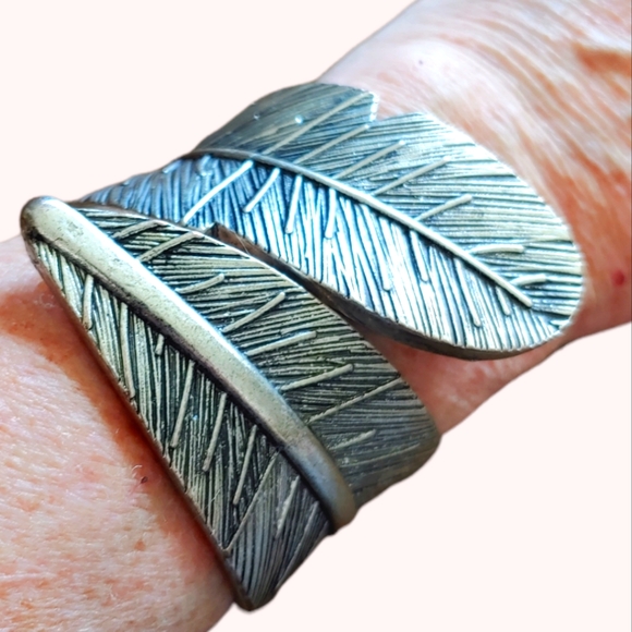 Vintage Metal Cuff Bracelet Spring Mechanism - Picture 2 of 10